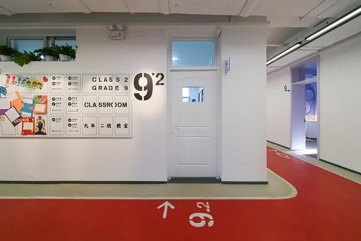 学校的导视系统与汉字结合，效果了得！